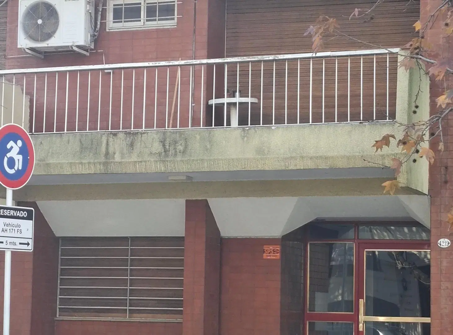 TRES AMBIENTES AL FRENTE BALCON 4