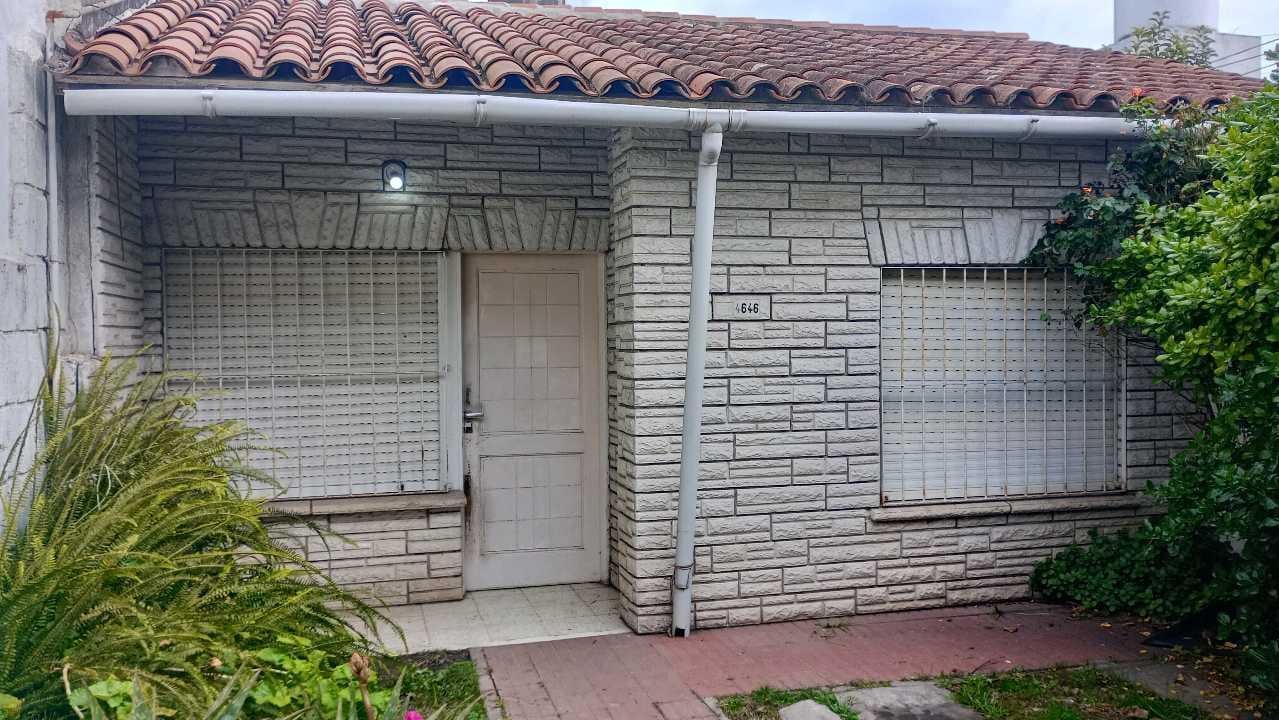 OPORTUNIDAD! PH AL FRENTE a Reciclar 3 ambientes, con Patio y Garage.