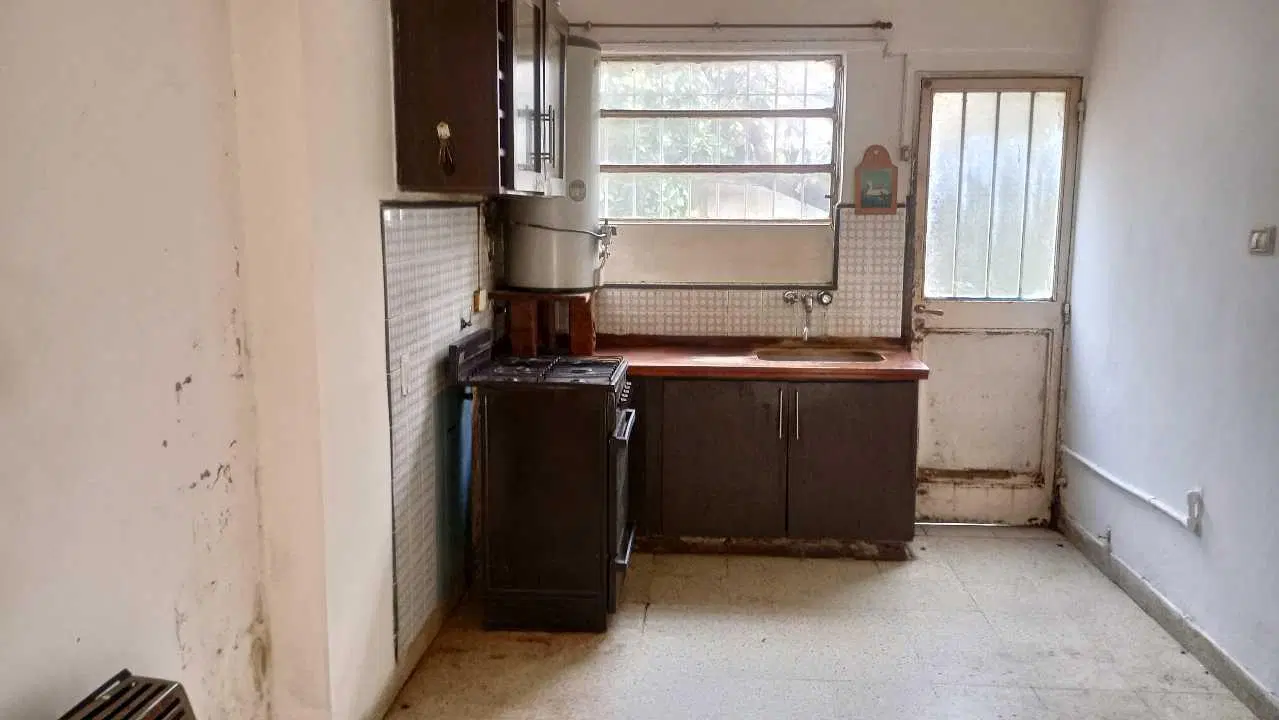 OPORTUNIDAD!  PH AL FRENTE a Reciclar 3 ambientes, con Patio y Garage. 2