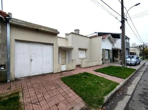 CASA EN 5 AMBIENTES CON COCHERA . P RAMOS OESTE 4