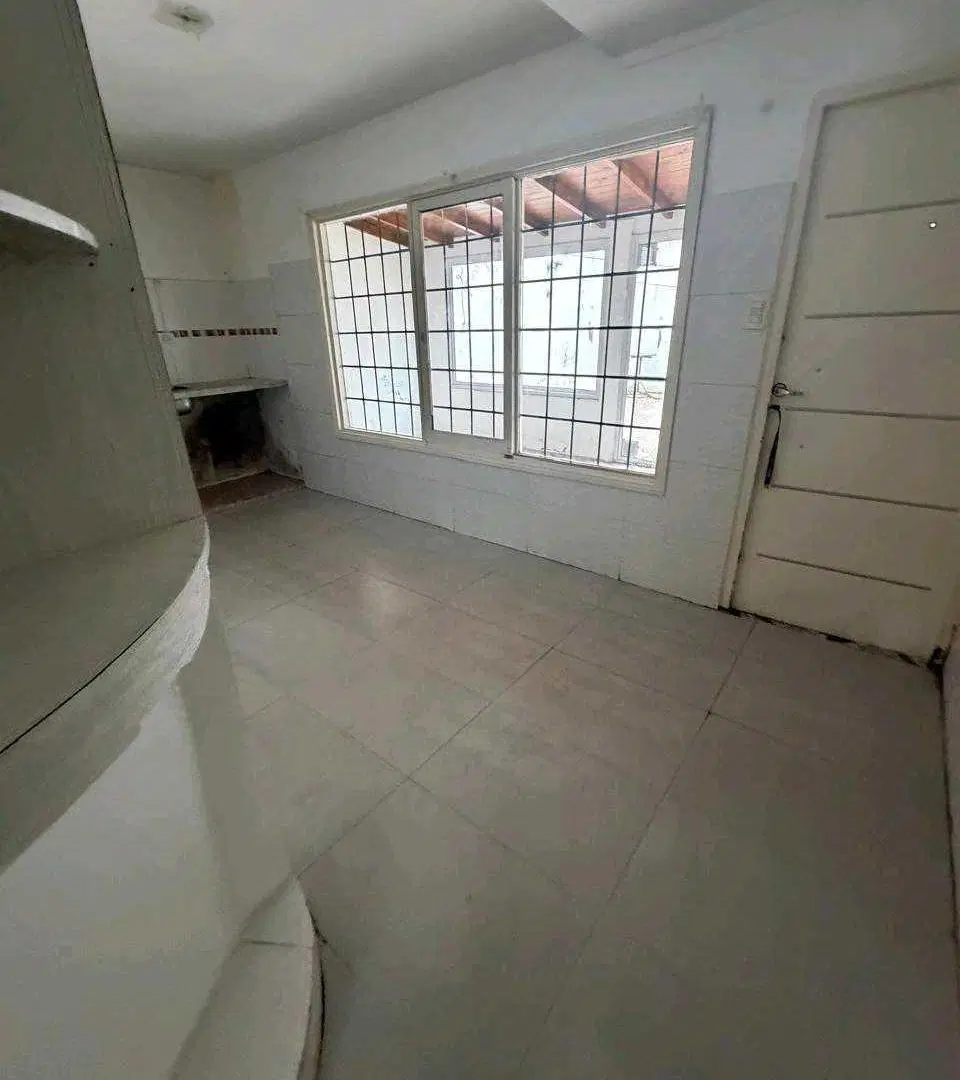 Chalet en 2 plantas de 6 ambientes, Patio, Parrilla, cochera triple!!! 3