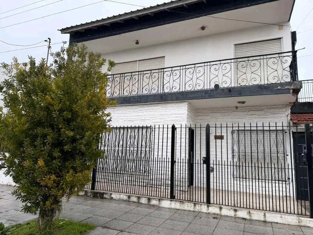 Chalet en 2 plantas de 6 ambientes, Patio, Parrilla, cochera triple!!! 8