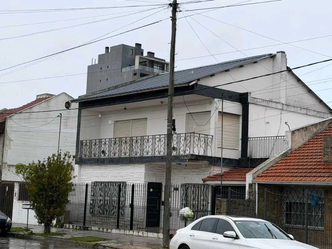 Chalet en 2 plantas de 6 ambientes, Patio, Parrilla, cochera triple!!! 2