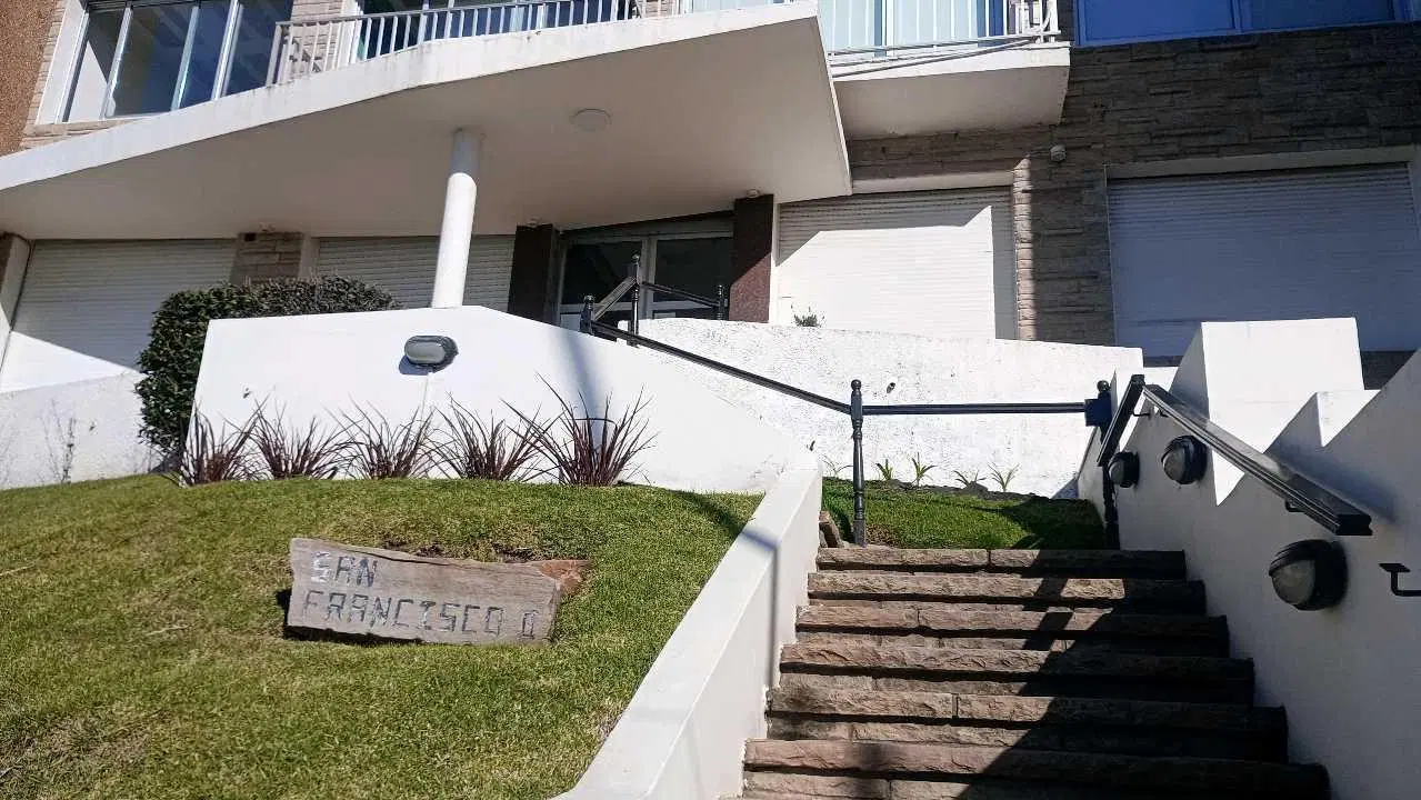 DPTO 2 AMBIENTES , PATIO, QUINCHO Y TERRAZA! VARESE !!!! CONTRAFRENTE 4