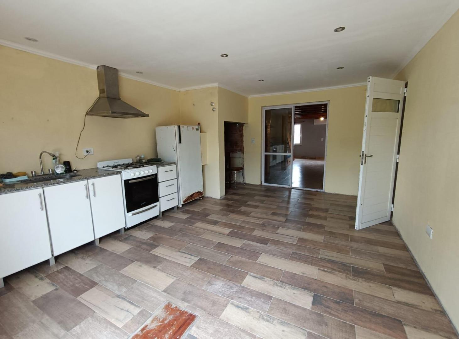 VENTA CASA 3 AMBIENTES CON PARQUE Y COCHERA B° ALFAR - APTO CREDITO