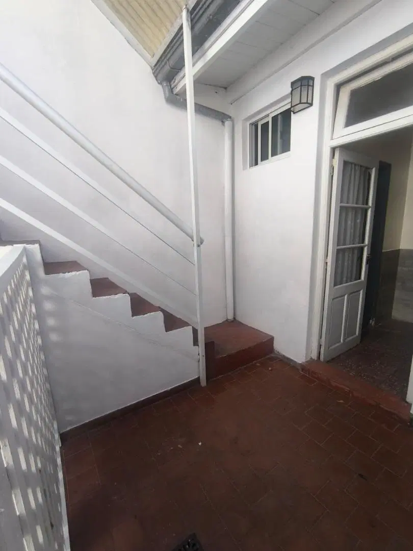 MONOAMBIENTE CON ESCALERA EXTERNA - ALQUILER 4