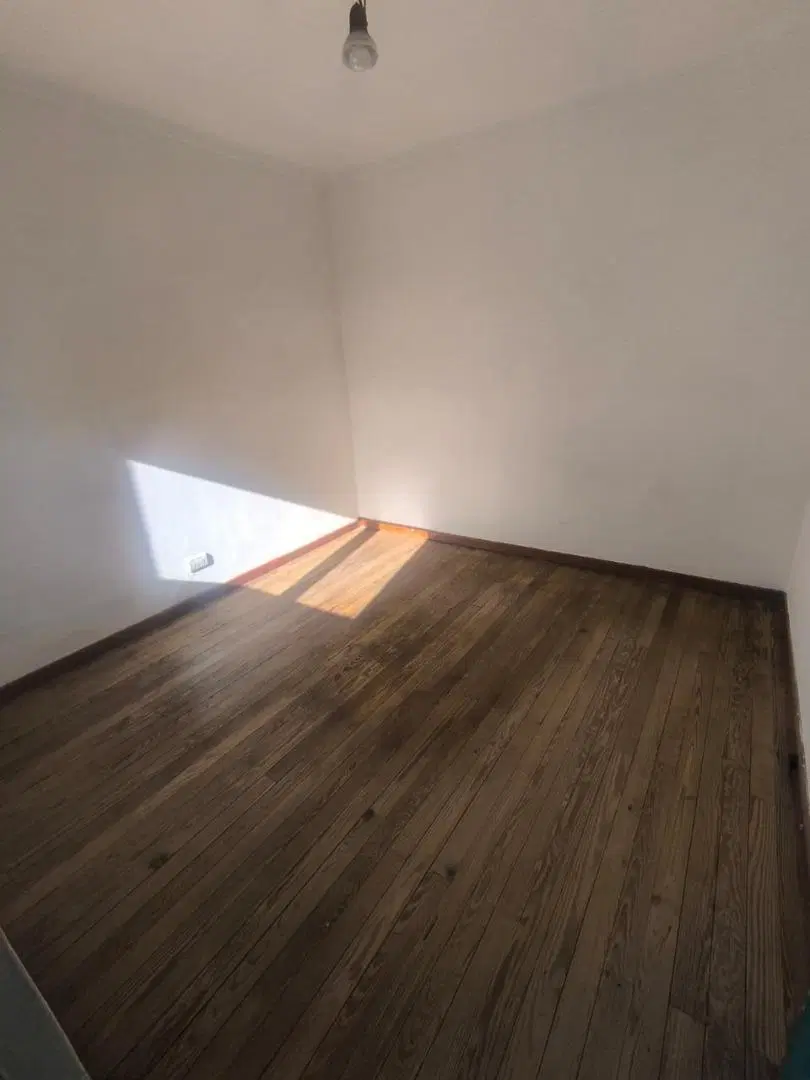 MONOAMBIENTE CON ESCALERA EXTERNA - ALQUILER 3