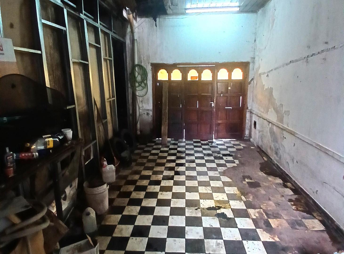Foto de VENTA LOTE CON LOCAL Y VIVIENDA A RECICLAR O DEMOLER MORENO 4756, imagen 2