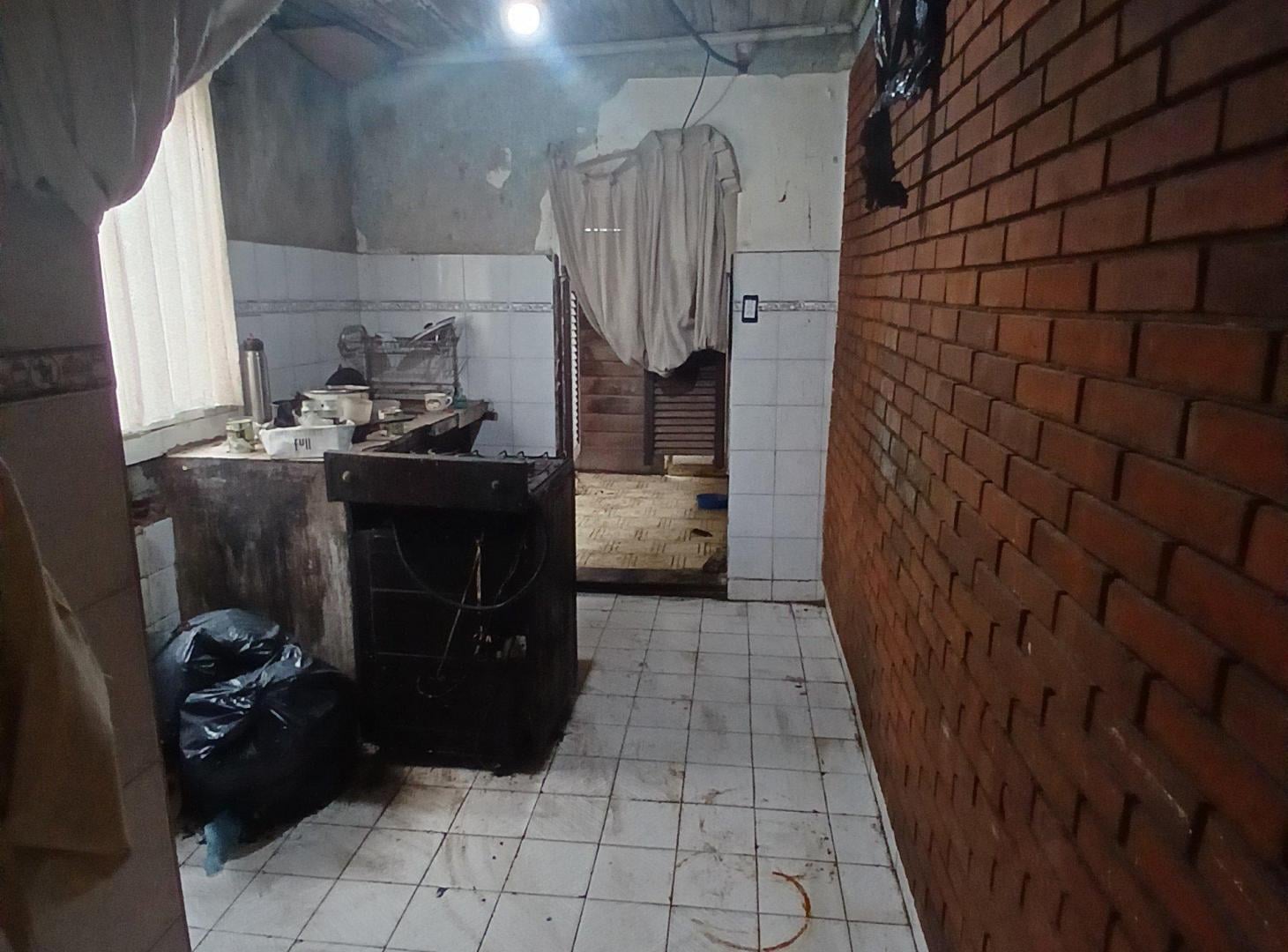Foto de VENTA LOTE CON LOCAL Y VIVIENDA A RECICLAR O DEMOLER MORENO 4756, imagen 4
