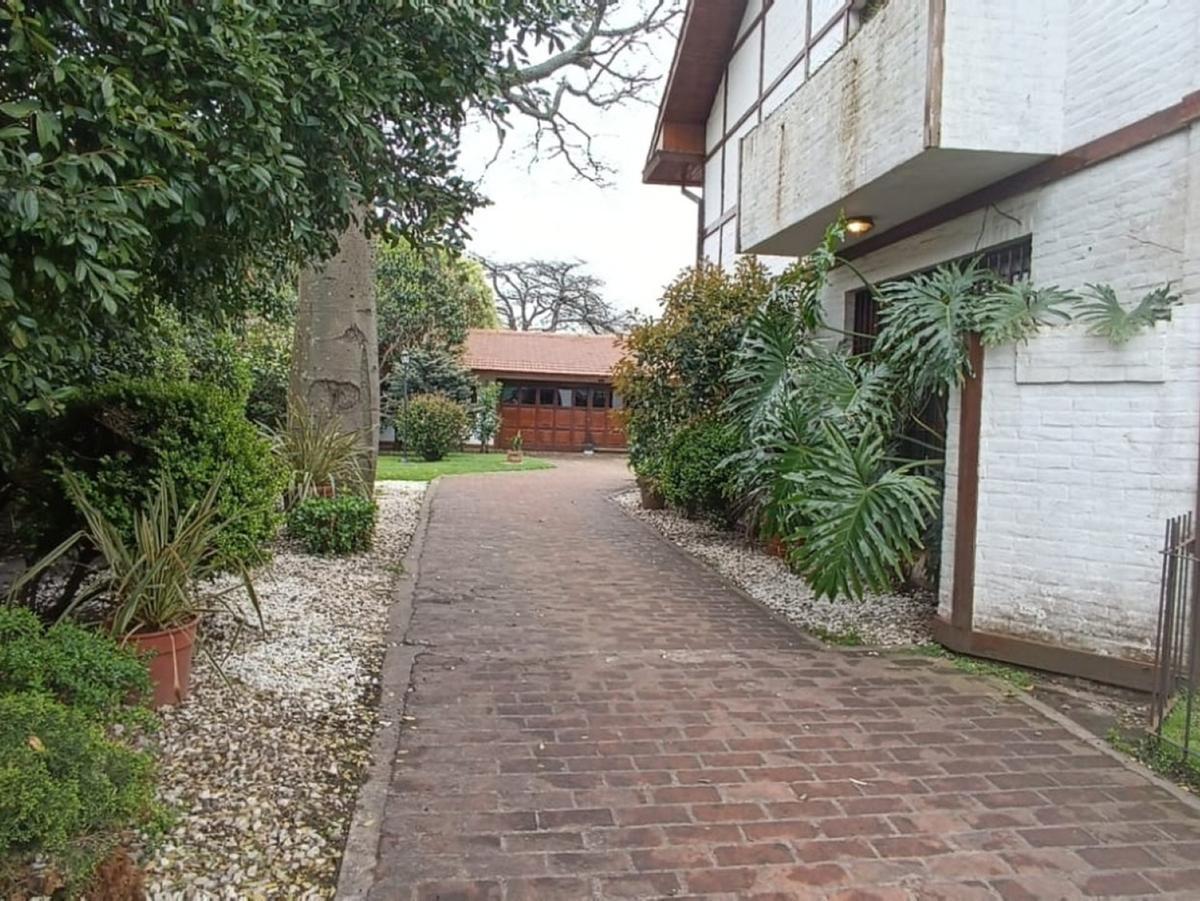 Importante chalet de 5 ambientes  emplazado en dos lotes en el Barrio Los Troncos
