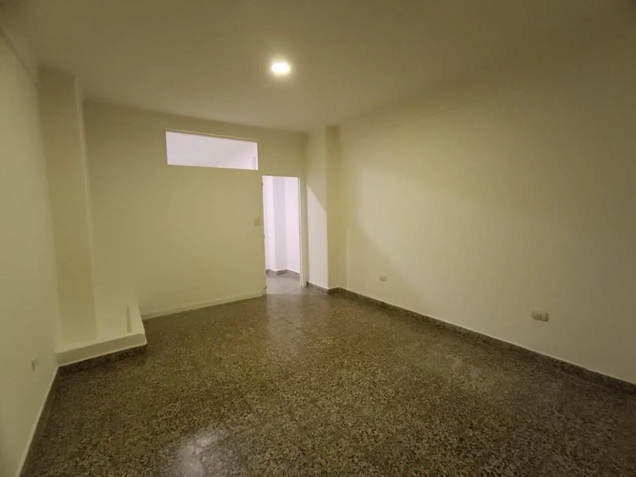 ALQUILO LOCAL COMERCIAL AL FRENTE, DIVISIBLE CON ZOTANO APTO DEPOSITO U OFICINA. CENTRO 8