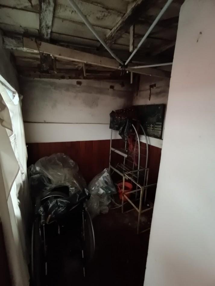 P.H. de tres ambientes al frente, totalmente independiente con garage. Estado original. Las Avenidas