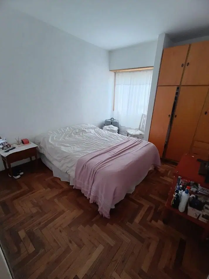 Departamento tres ambientes externo, primer piso por escalera con balcon saliente. 8