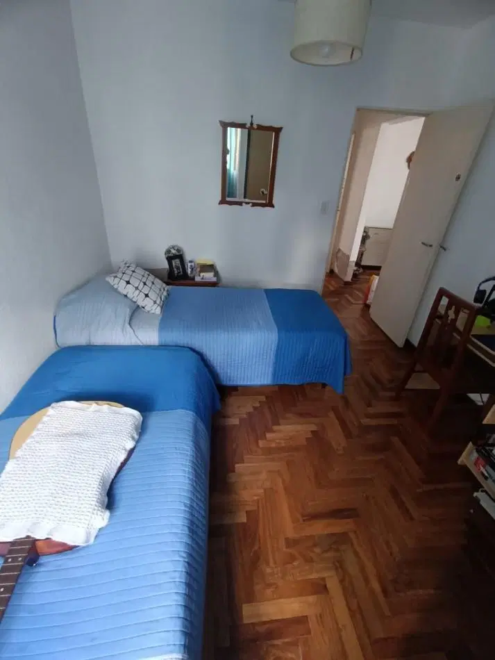 Departamento tres ambientes externo, primer piso por escalera con balcon saliente. 5