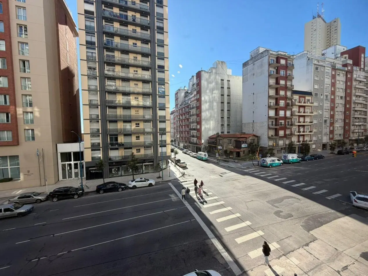 Departamento tres ambientes a la calle con balcon. Reciclado y amoblado. Zona: Guemes 3