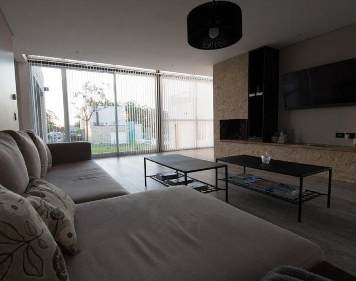 Casa contemporanea con 4 dormitorios barrio privado Arenas del Sur