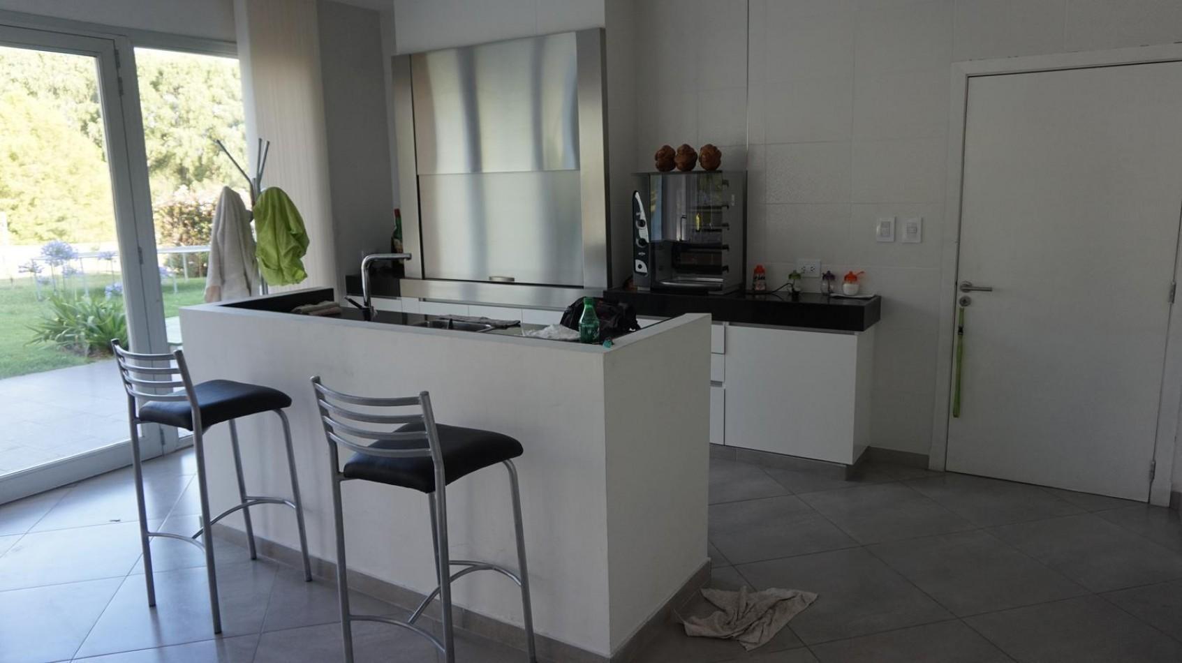 Foto de Amplia Casa sobre Lote unico de 1250 mts2 barrio privado Rumenco, imagen 4