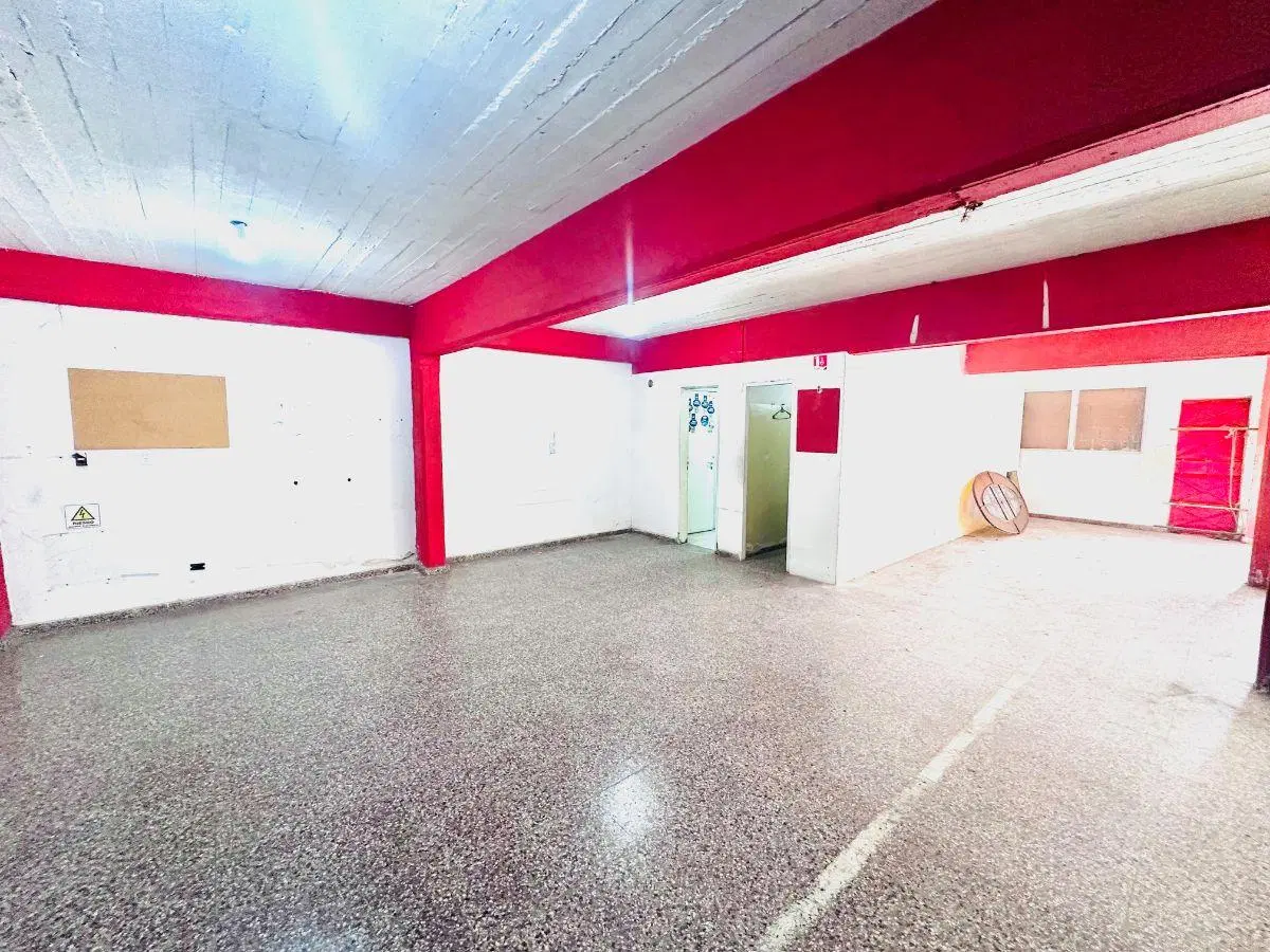 Amplio Local comercial sobre Avenida Juan B Justo 5