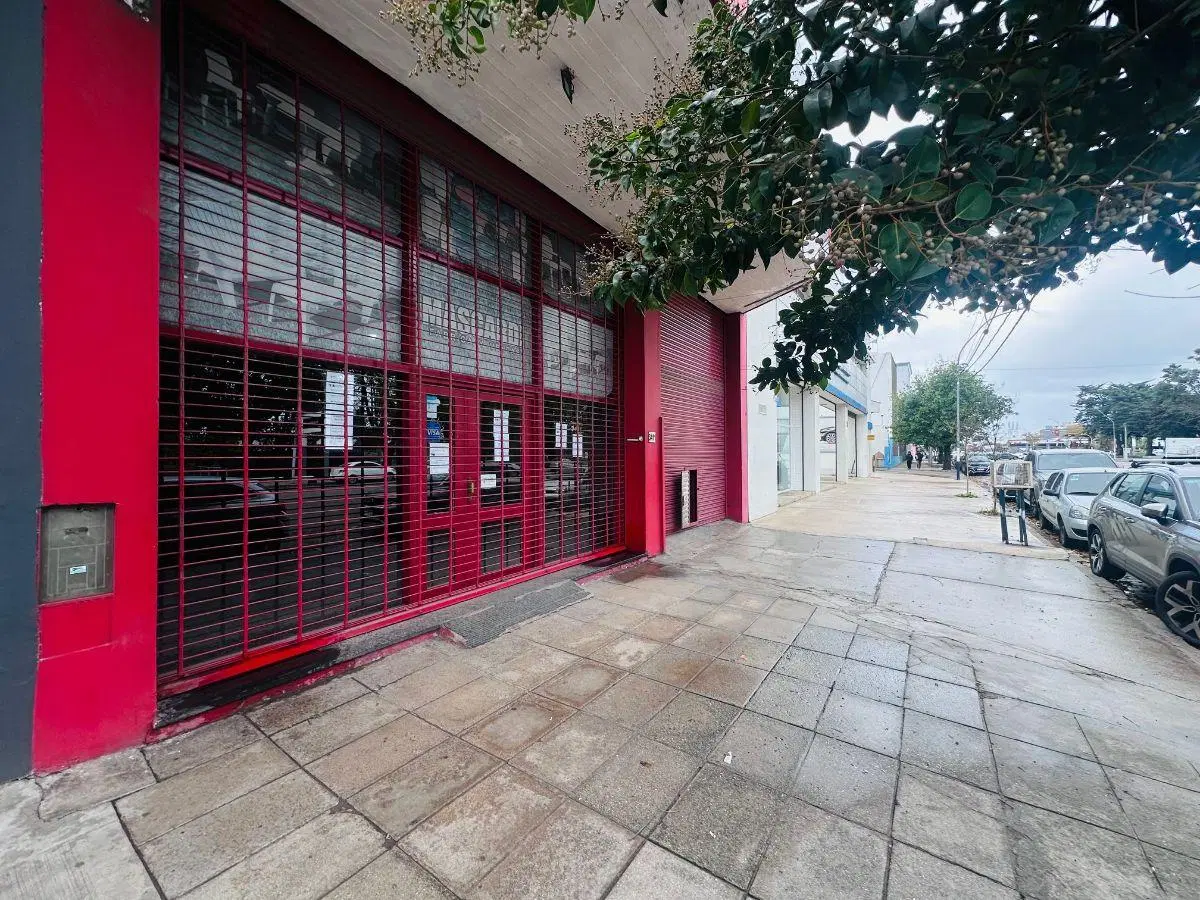 Amplio Local comercial sobre Avenida Juan B Justo 2