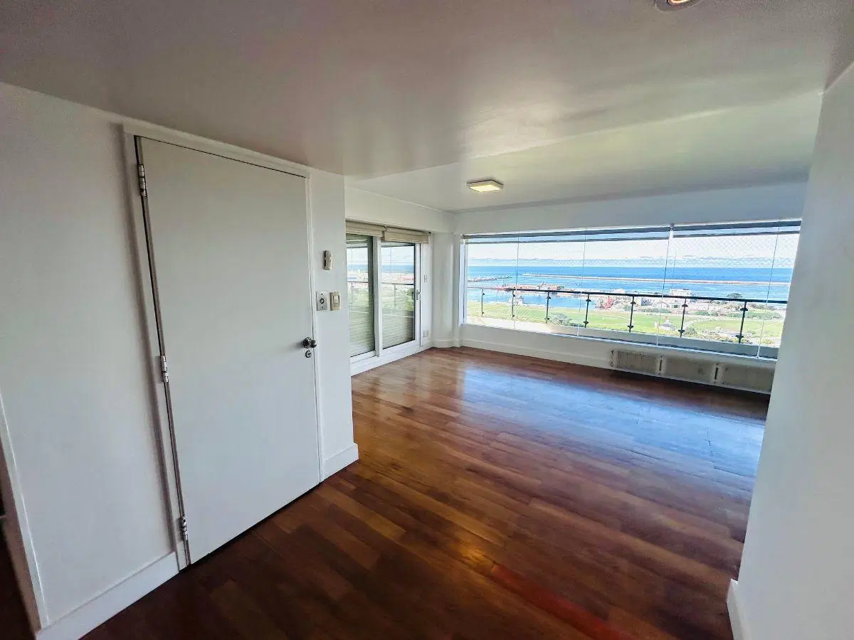 Amplio Piso 4 ambientes 2 cocheras frente al mar Playa Grande 3