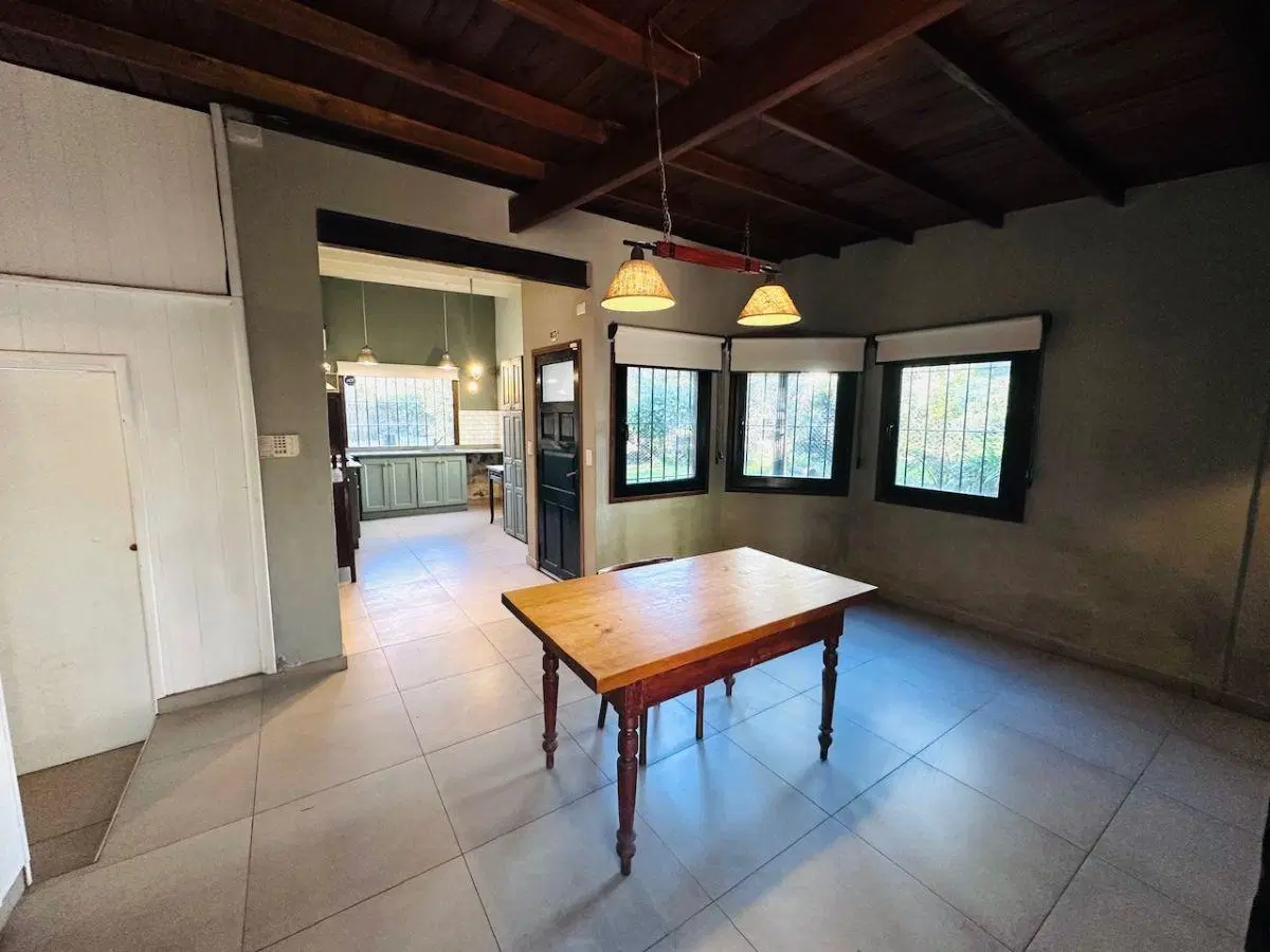 Casa de tres ambientes con amplio parque 5