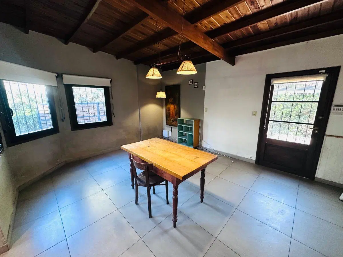 Casa de tres ambientes con amplio parque 3