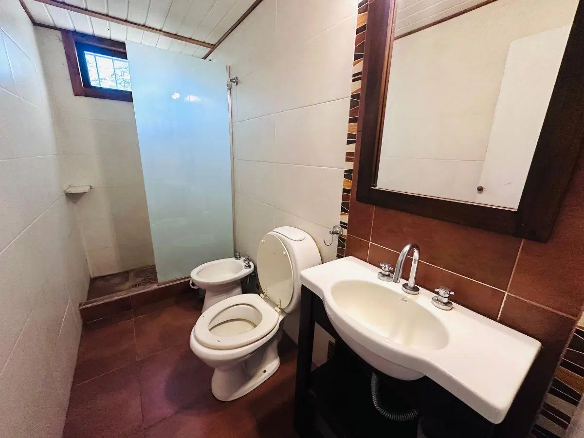 Casa de tres ambientes con amplio parque 2