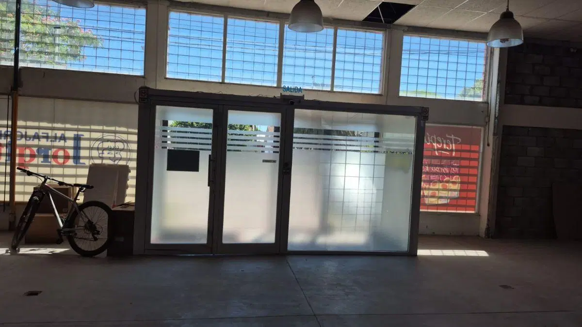 VENDE / ALQUILA. Importante local comercial con depósito – Apto todo rubro 4