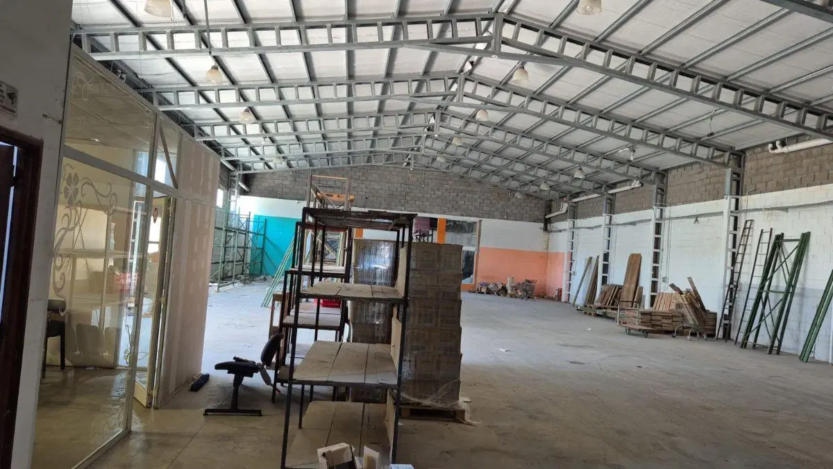 VENDE / ALQUILA. Importante local comercial con depósito – Apto todo rubro 2