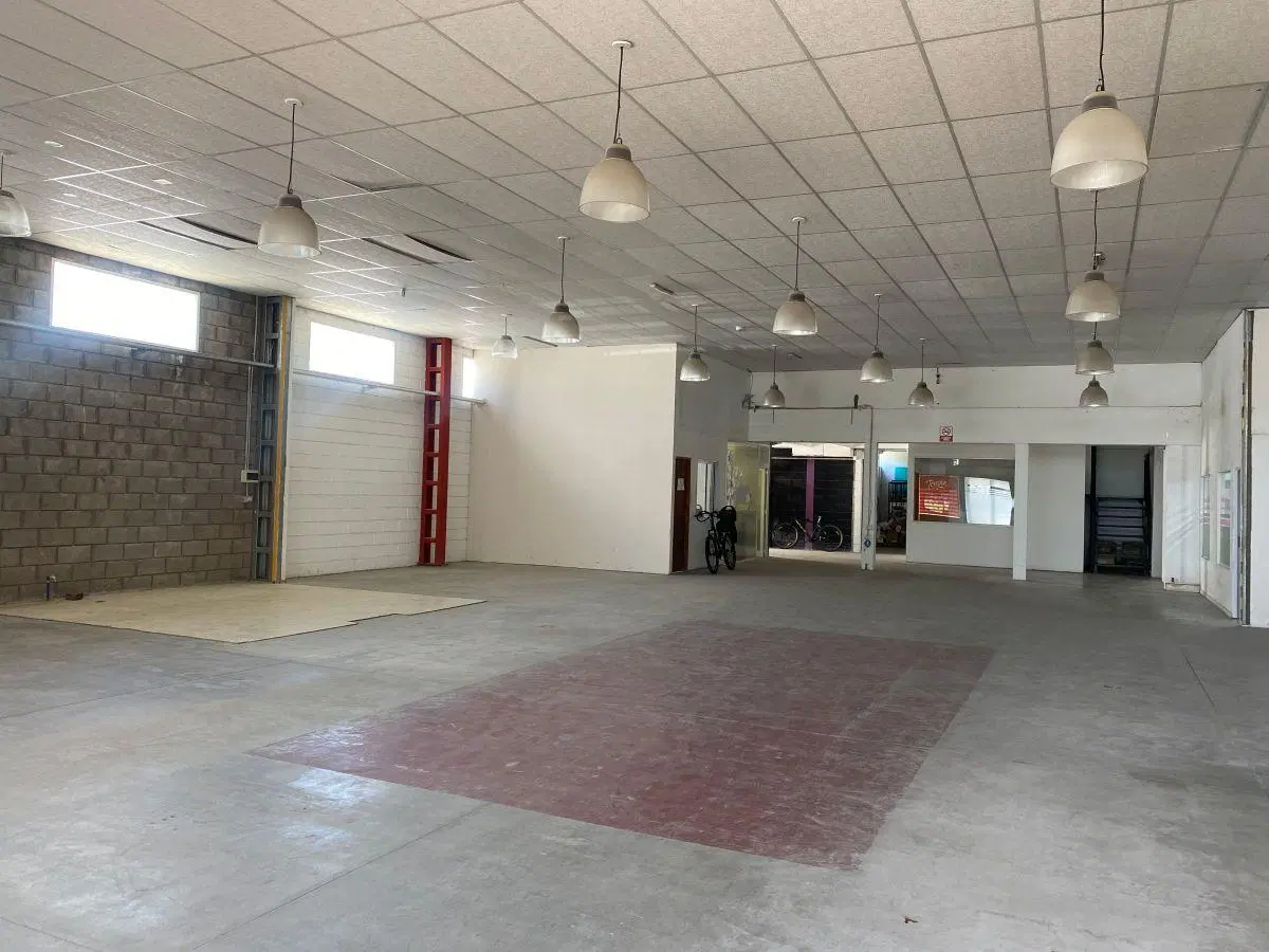 VENDE / ALQUILA. Importante local comercial con depósito – Apto todo rubro 3