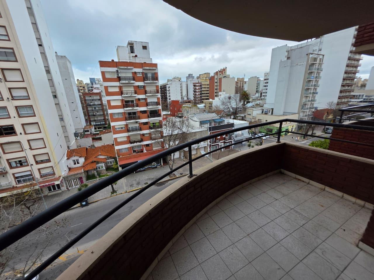 Foto de Departamento 3 ambientes con cochera cubierta en Alquiler Barrio La, imagen 2