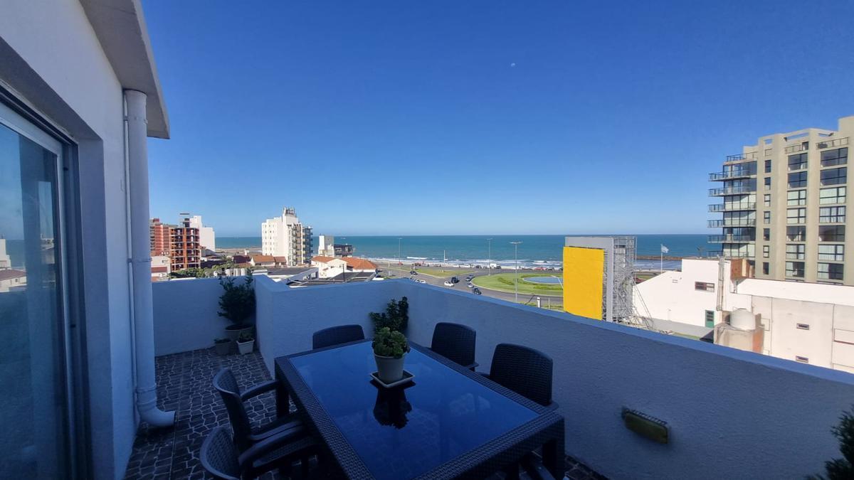 Departamento distribuido en un piso con terraza privada