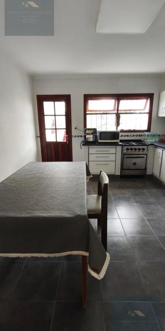 Foto de Casa 5 ambientes con garaje para dos autos y quincho, imagen 3