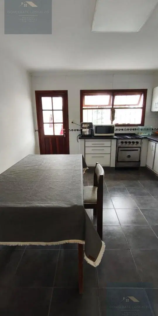Casa 5 ambientes con garaje para dos autos y quincho 3