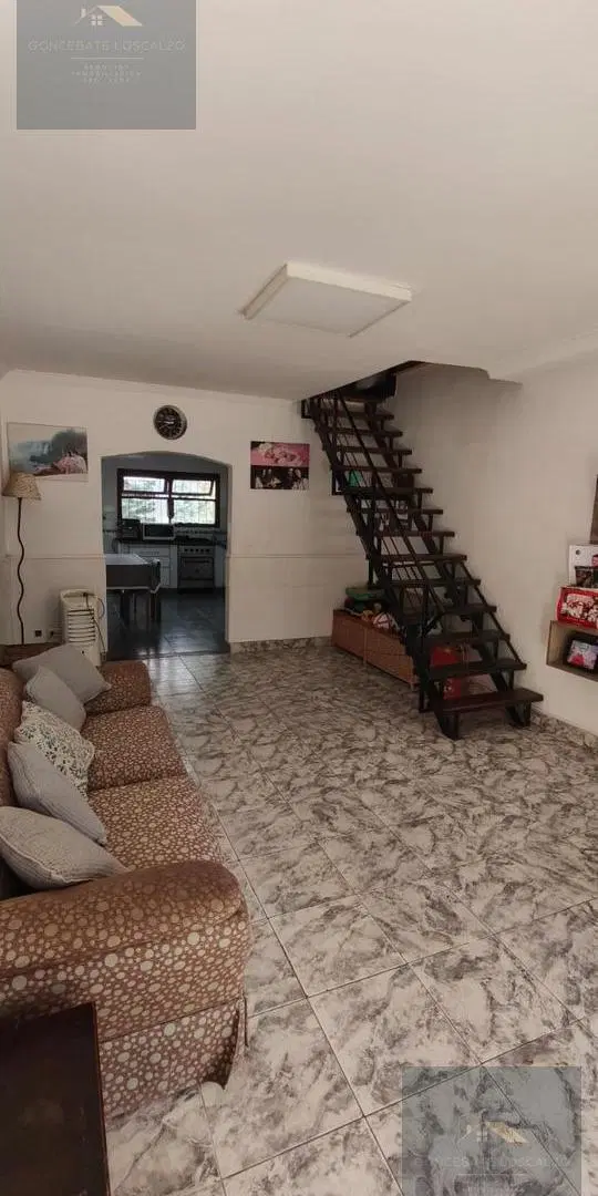 Casa 5 ambientes con garaje para dos autos y quincho 2