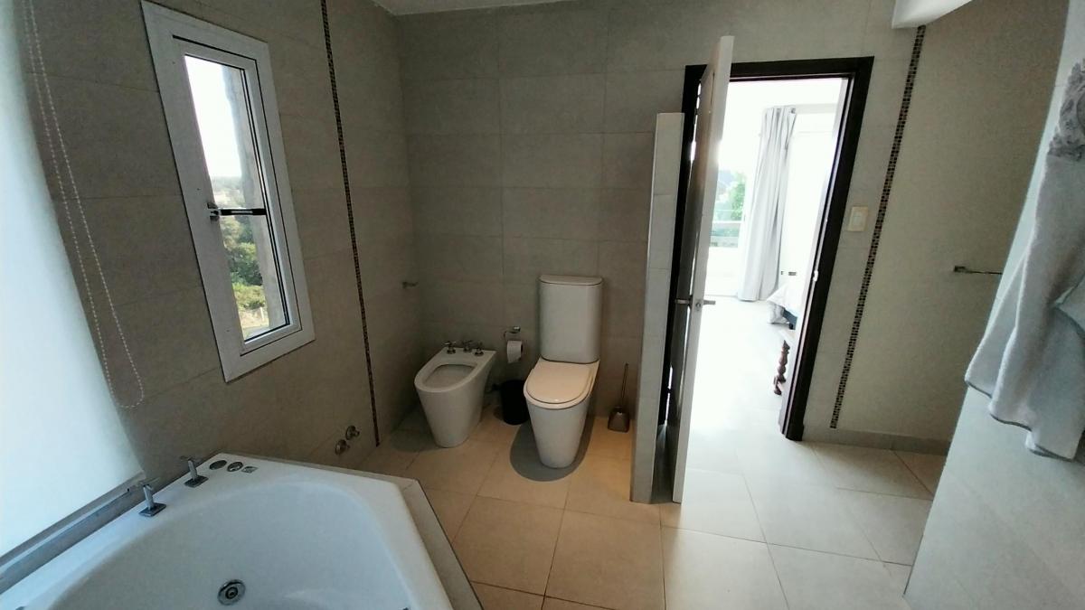 Foto de BAJO SU VALOR!! CHALET EN VENTA EN BALCON DEL GOLF. SIERRA DE LOS PADRES, imagen 2