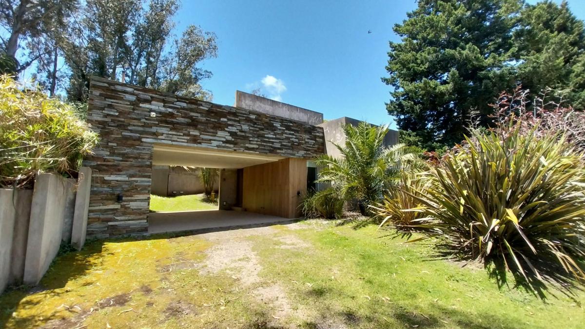 MODERNO CHALET EN VENTA EN SIERRA DE LOS PADRES. GAS NATURAL