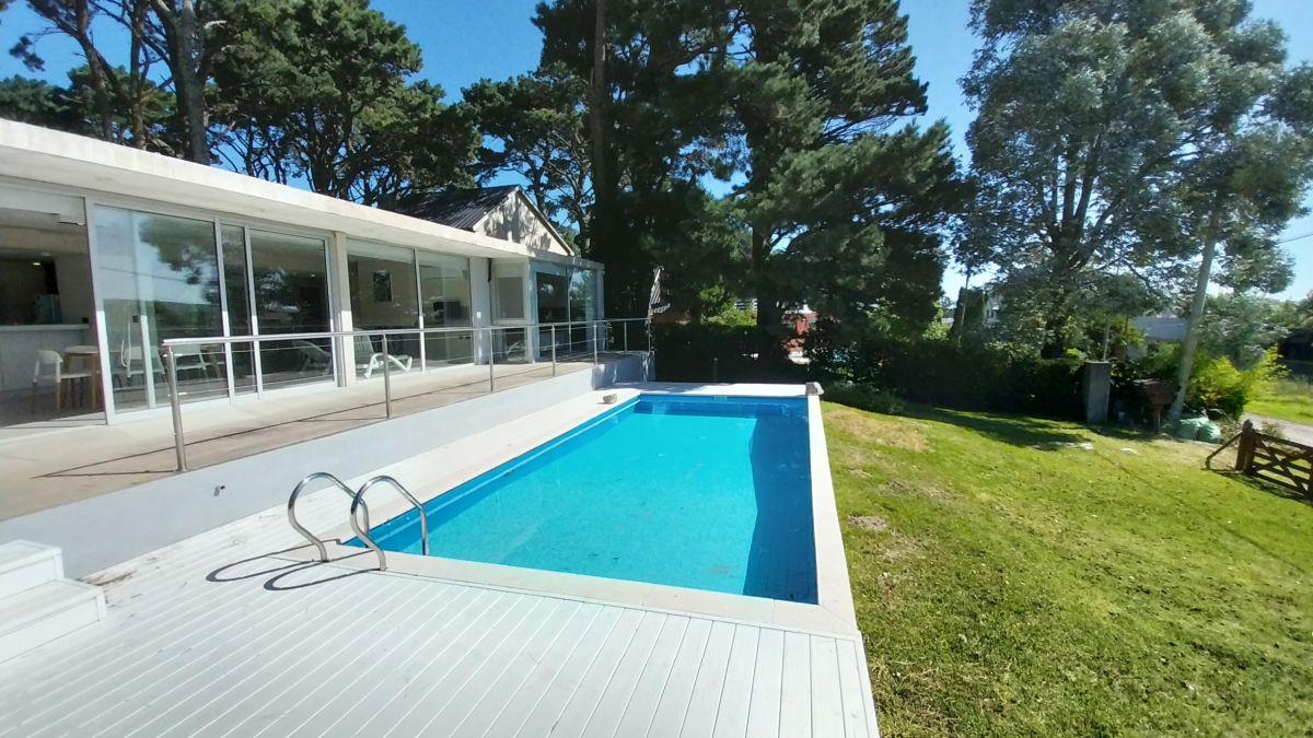 Foto de Moderna casa en venta en Sierra de los Padres. A mts. del gas natural, imagen 2