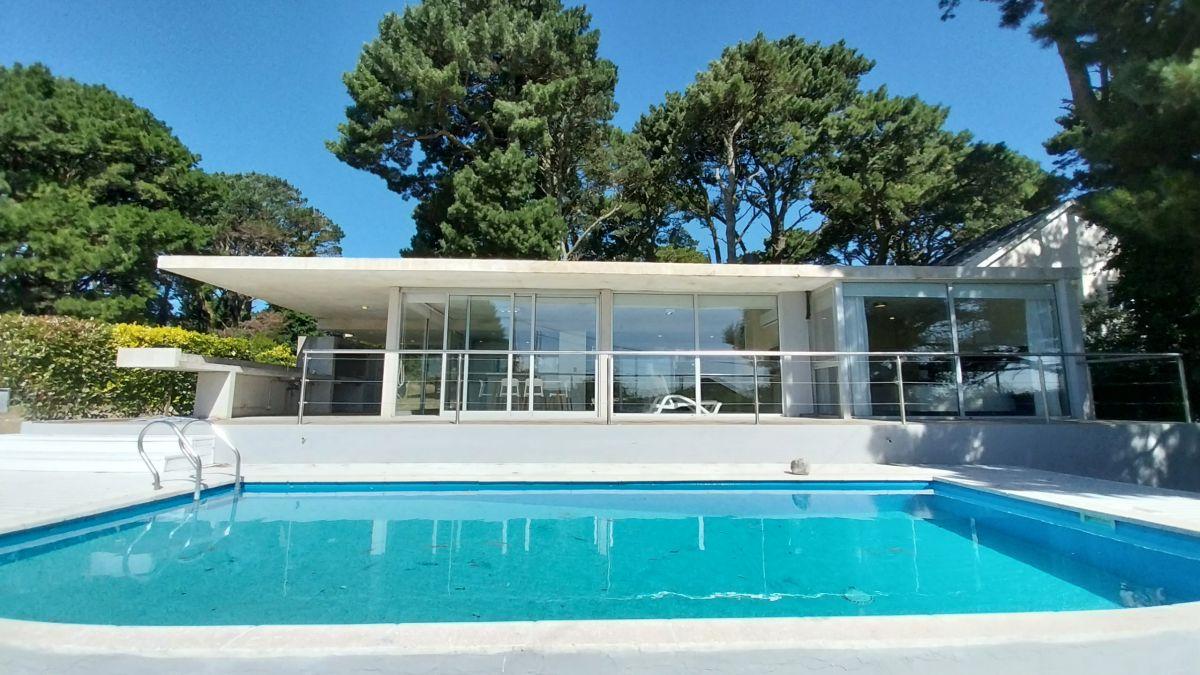 Moderna casa en venta en Sierra de los Padres. A mts. del gas natural.. 3 amb. Piscina.