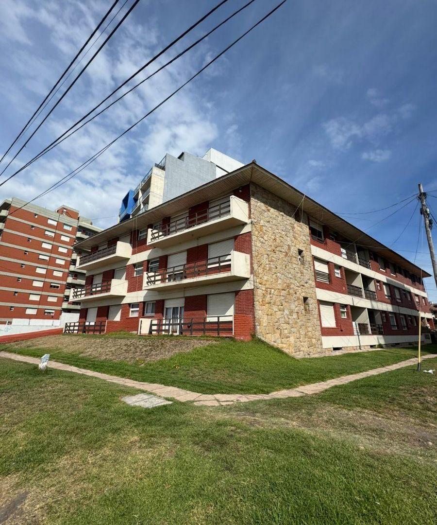 Departamento 2 ambientes, lateral, 2 piso a metros de la costa.