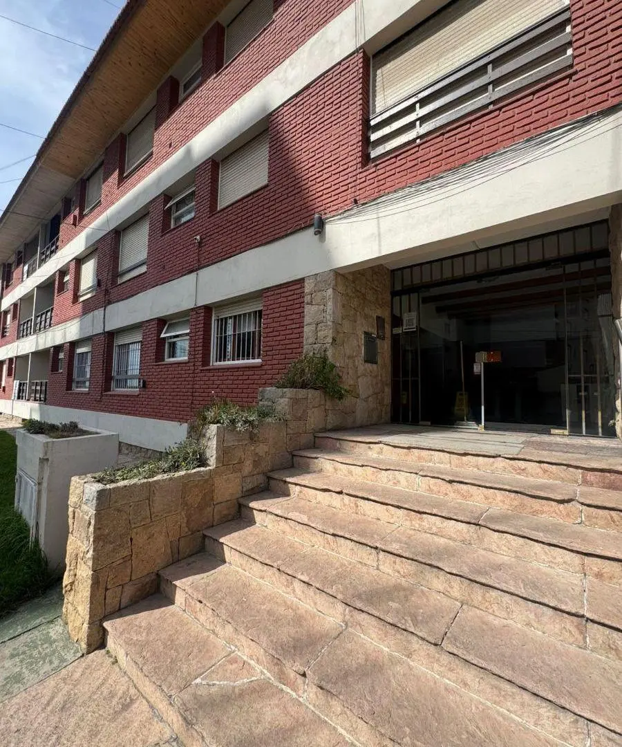 Departamento 2 ambientes, lateral, 2 piso a metros de la costa. 1