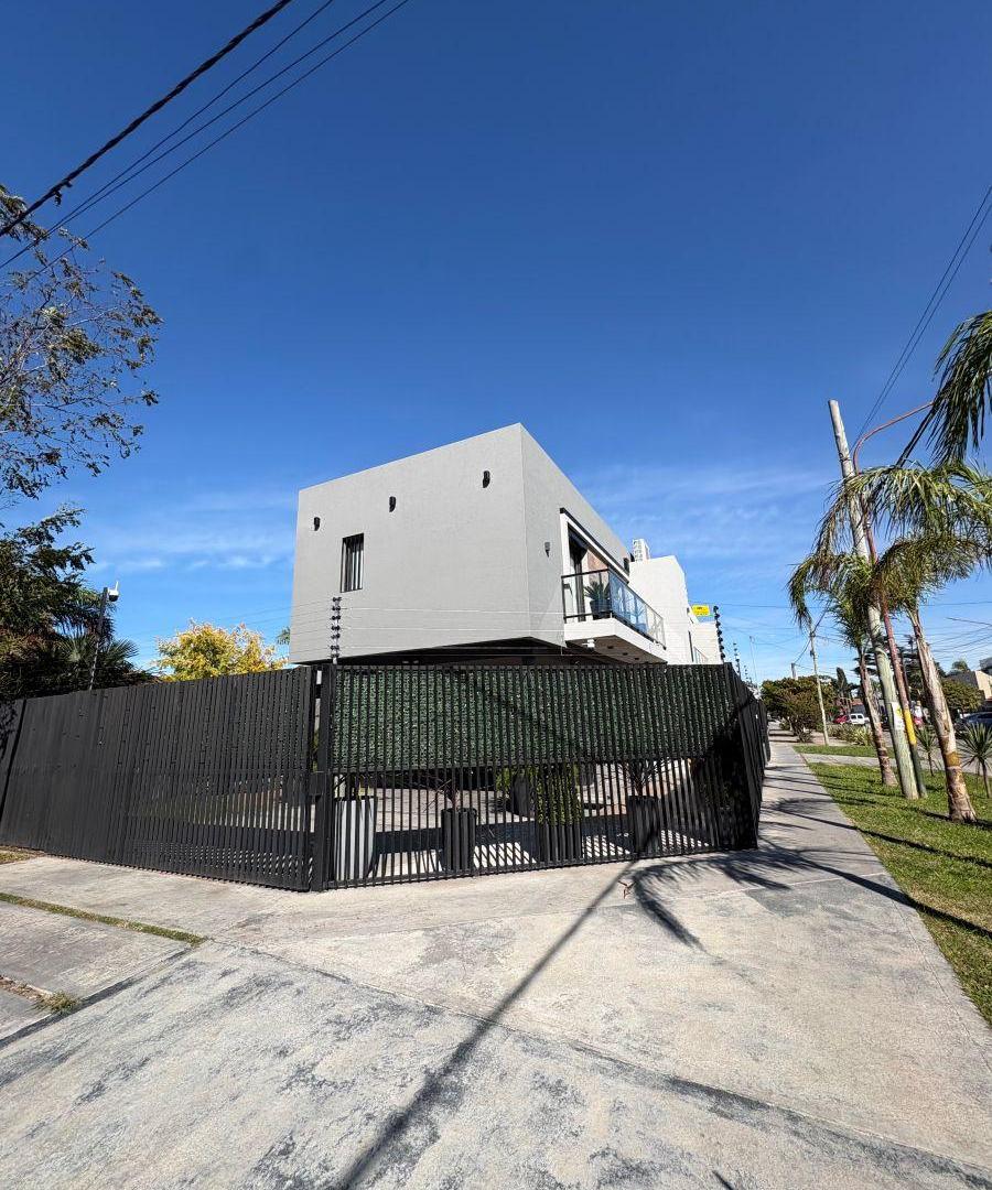 Casa 4 ambientes en Ph, barrio Caisamar.