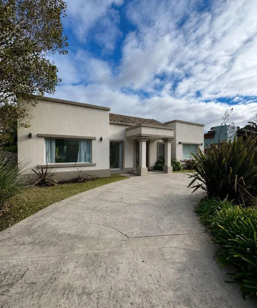 Casa 4 ambientes, venta o alquiler, barrio privado rumenco. 2