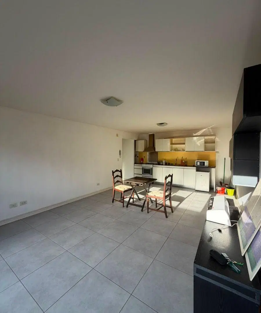 Departamento 2 ambientes, 1er piso con escalera, con cochera. 5