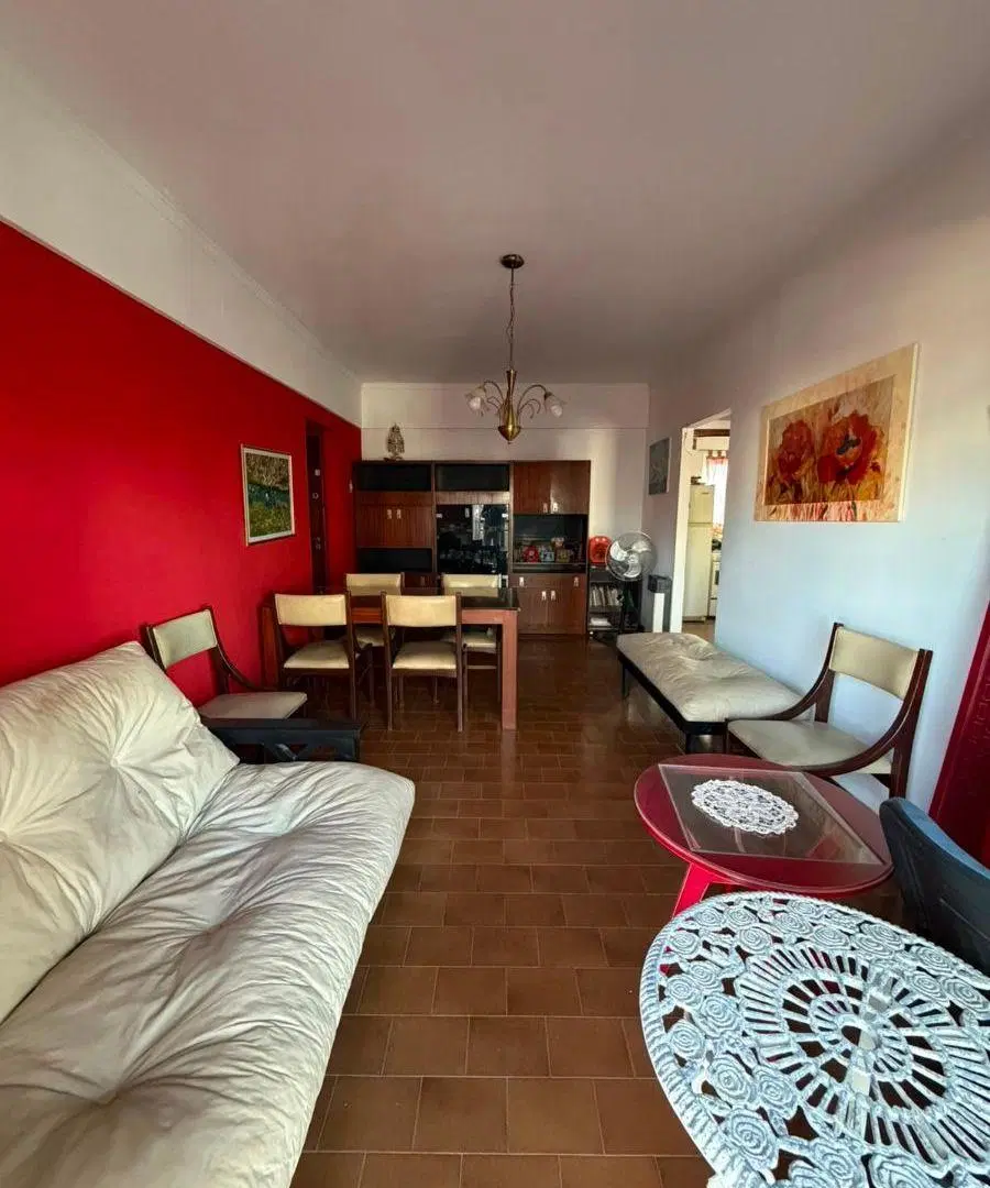 Departamento 2 ambientes, con balcon a la calle, barrio La Perla. 3