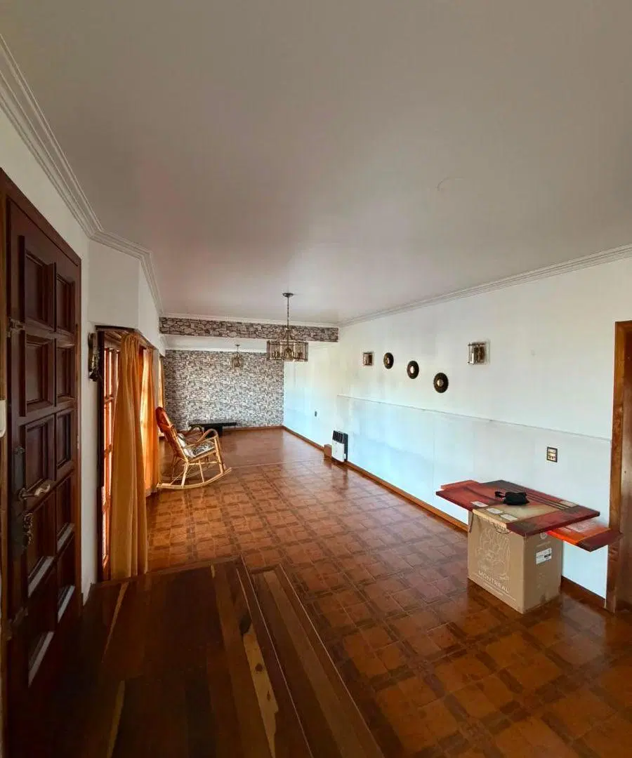 Importante chalet de 5 ambientes, en barrio Caisamar. 5