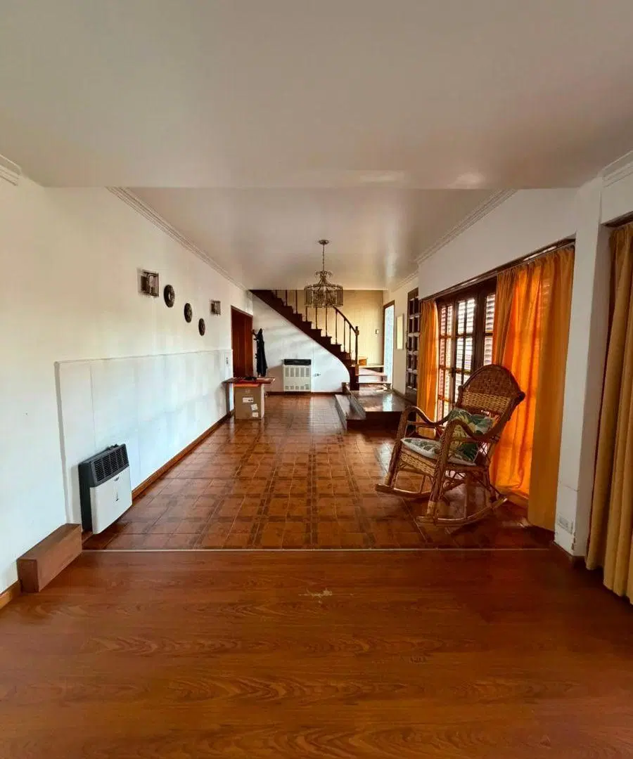 Importante chalet de 5 ambientes, en barrio Caisamar. 4