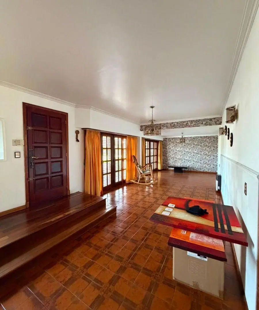 Importante chalet de 5 ambientes, en barrio Caisamar. 2