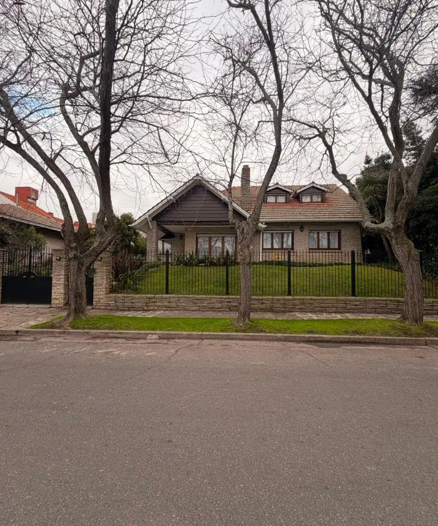 Importante residencia de 4 ambientes en alquiler por 24 meses, barrio Divino Rostro. 1