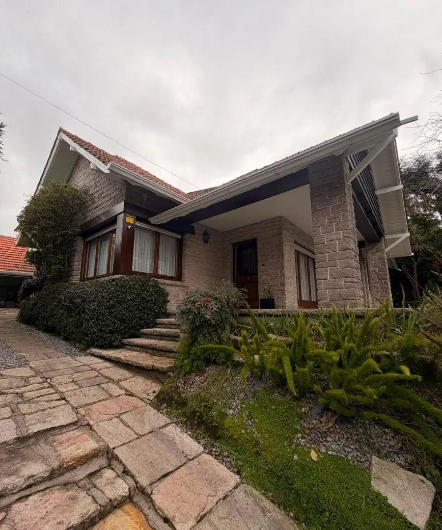 Importante residencia de 4 ambientes en alquiler por 24 meses, barrio Divino Rostro. 3